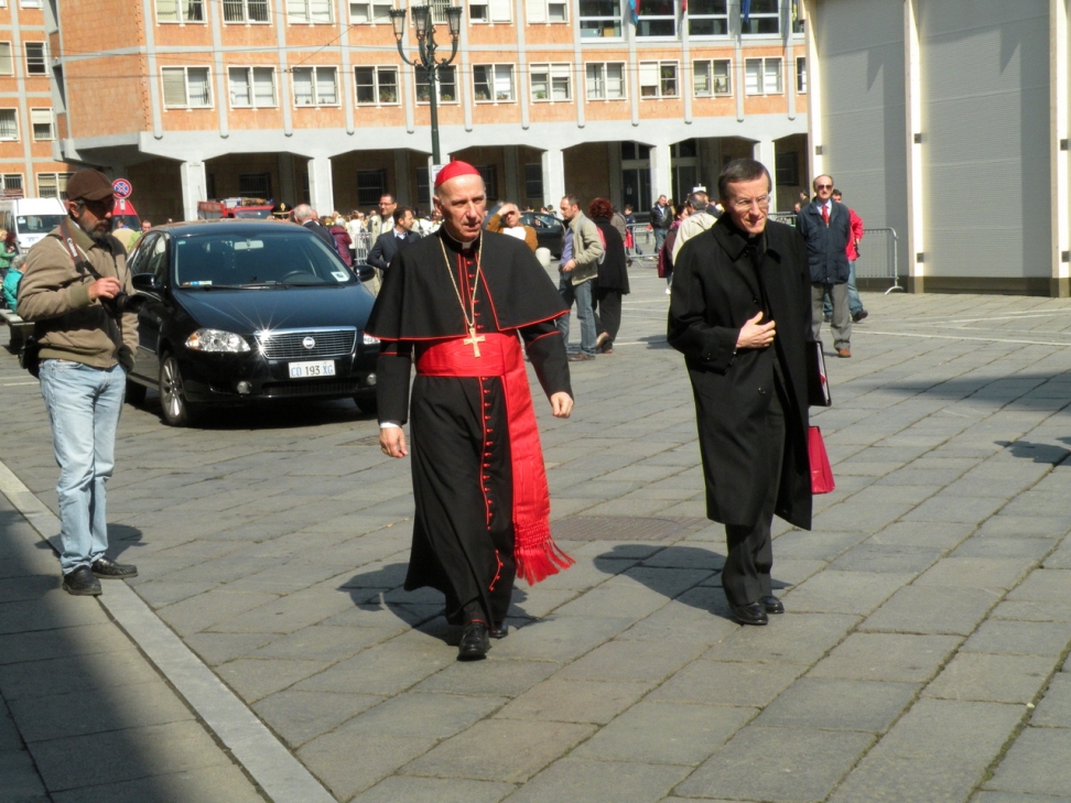 La Santa Sindone - Il Cardinal Poletto si intrattiene con i pellegrini_10.JPG